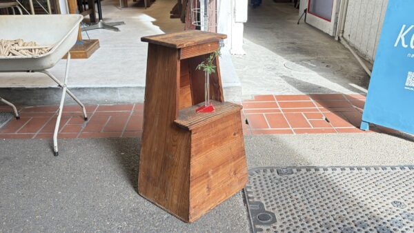 古い木味の踏み台　飾り台