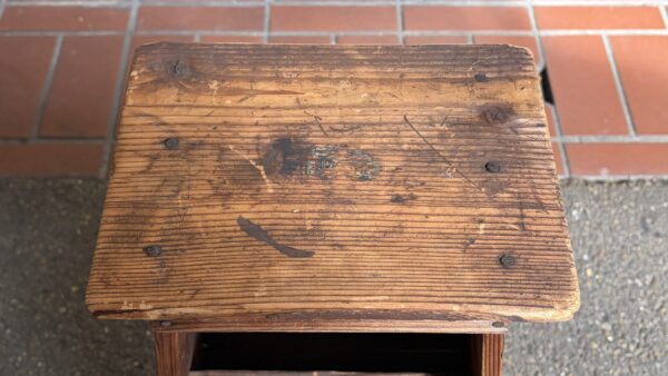 古い木味の踏み台　飾り台