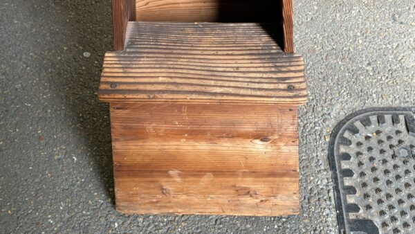 古い木味の踏み台　飾り台