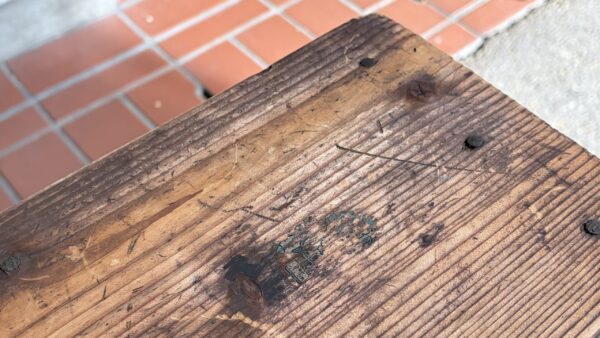 古い木味の踏み台　飾り台