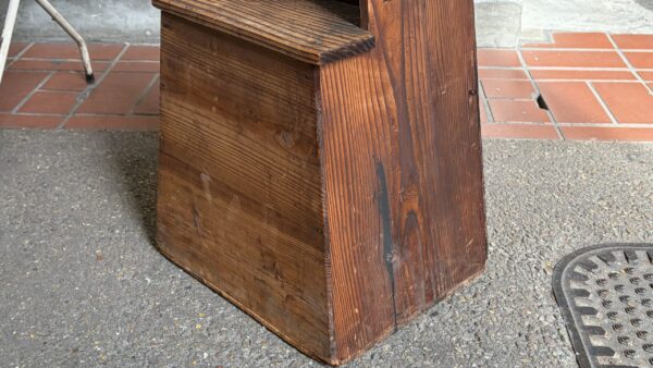 古い木味の踏み台　飾り台