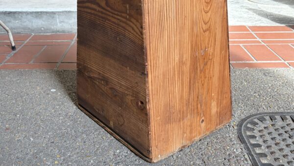 古い木味の踏み台　飾り台