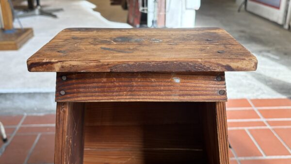 古い木味の踏み台　飾り台