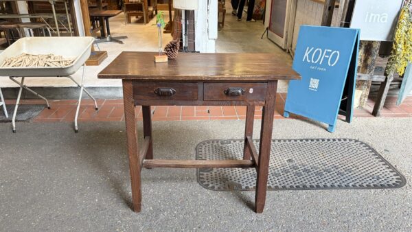 小ぶりなサイズの古い机　