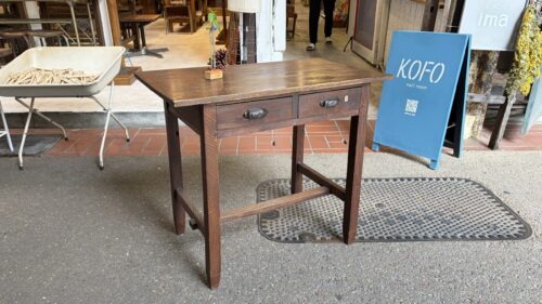 小ぶりなサイズの古い机　