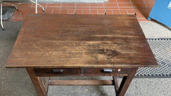 小ぶりなサイズの古い机　