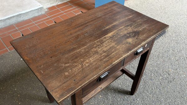 小ぶりなサイズの古い机　