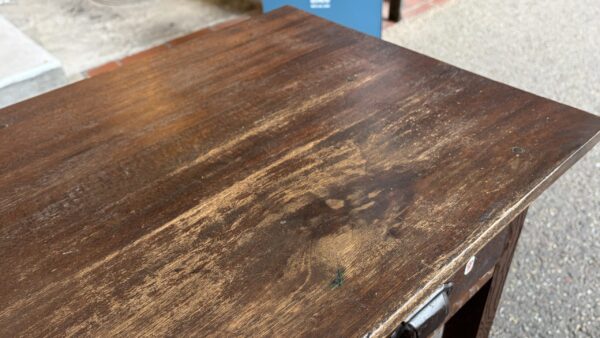 小ぶりなサイズの古い机　