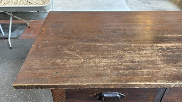 小ぶりなサイズの古い机　