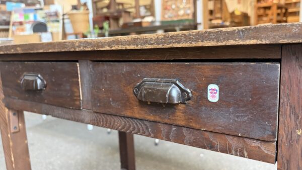 小ぶりなサイズの古い机　