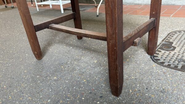 小ぶりなサイズの古い机　