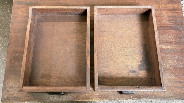 小ぶりなサイズの古い机　