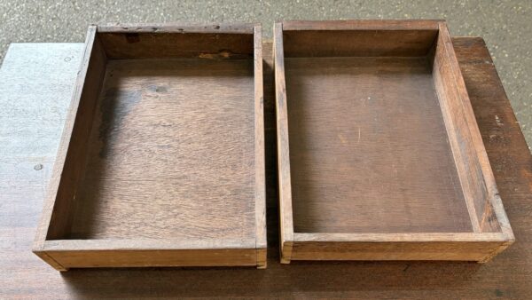 小ぶりなサイズの古い机　