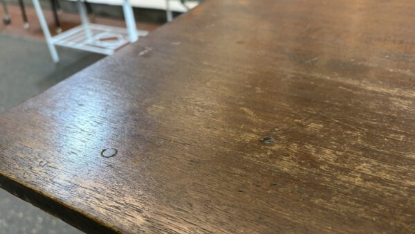 小ぶりなサイズの古い机　