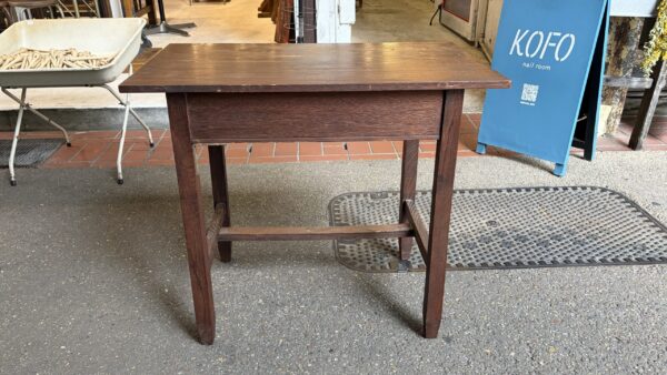 小ぶりなサイズの古い机　