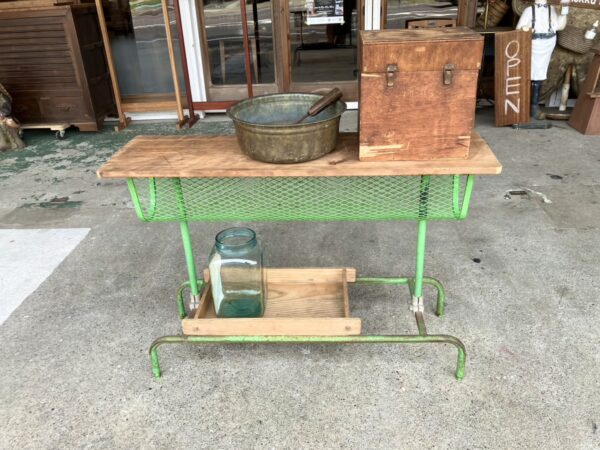 緑色の鉄足がかわいいテーブル