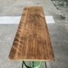 緑色の鉄足がかわいいテーブル