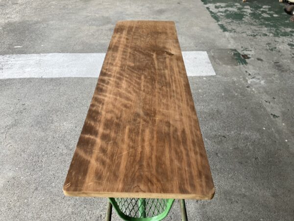 緑色の鉄足がかわいいテーブル