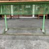 緑色の鉄足がかわいいテーブル
