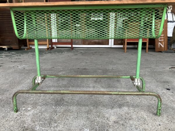 緑色の鉄足がかわいいテーブル