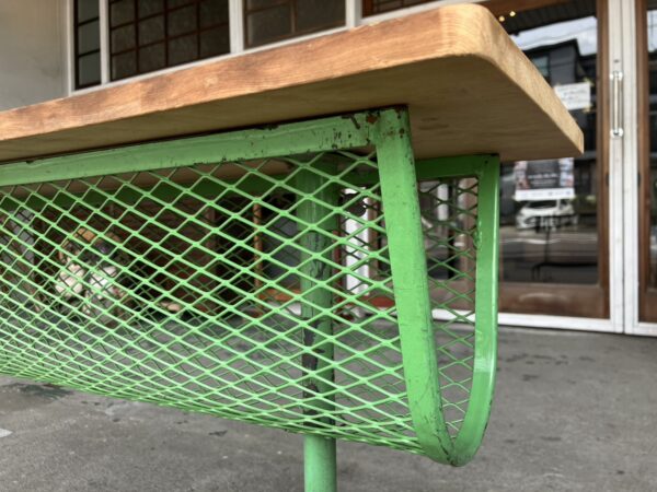 緑色の鉄足がかわいいテーブル