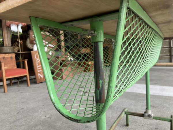 緑色の鉄足がかわいいテーブル