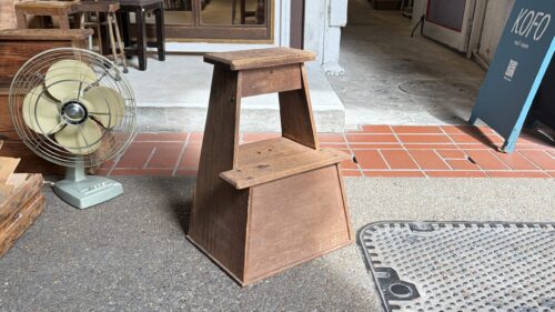 古い木味の踏み台