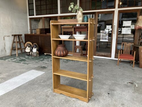 優しい木味の楔本棚
