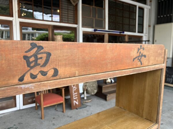 img_0545 優しい木味の楔本棚