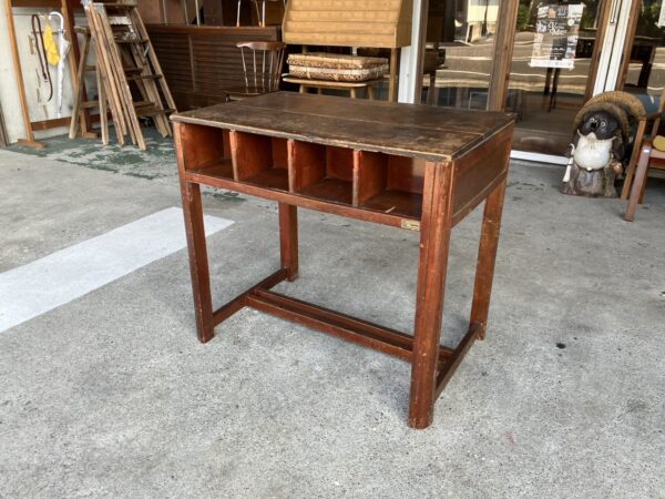 教会で使われていたテーブル