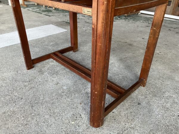 教会で使われていたテーブル