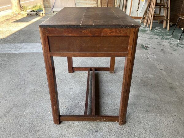 教会で使われていたテーブル