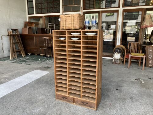 細かい仕切りのマス目棚