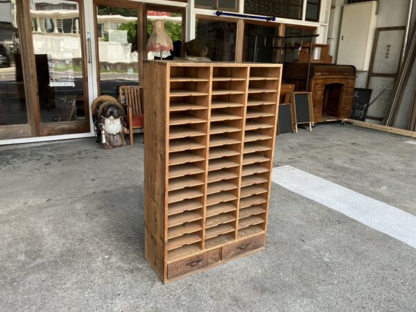 細かい仕切りのマス目棚