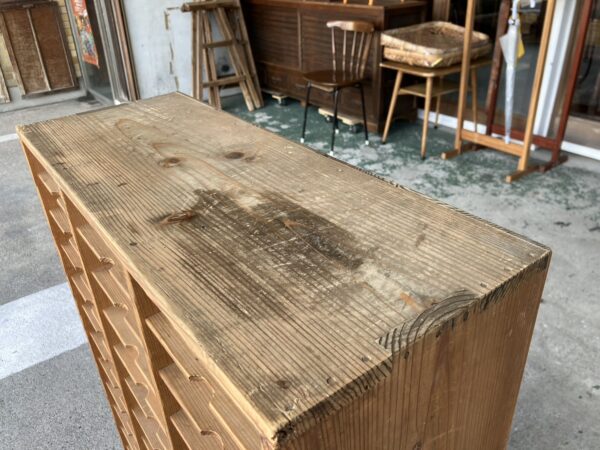細かい仕切りのマス目棚