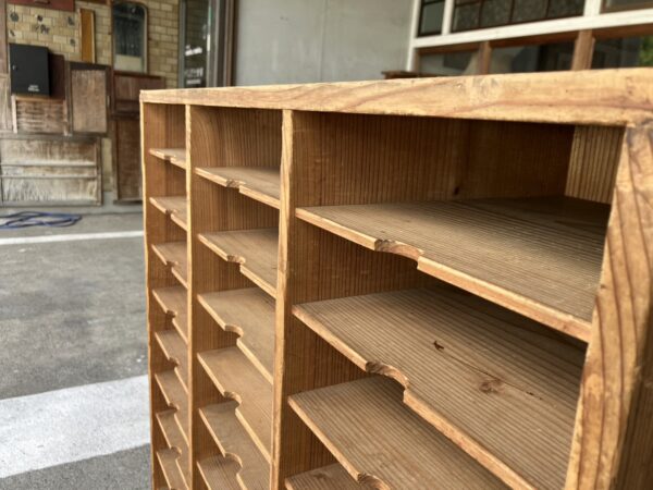 細かい仕切りのマス目棚