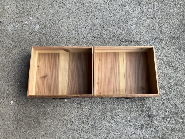 細かい仕切りのマス目棚